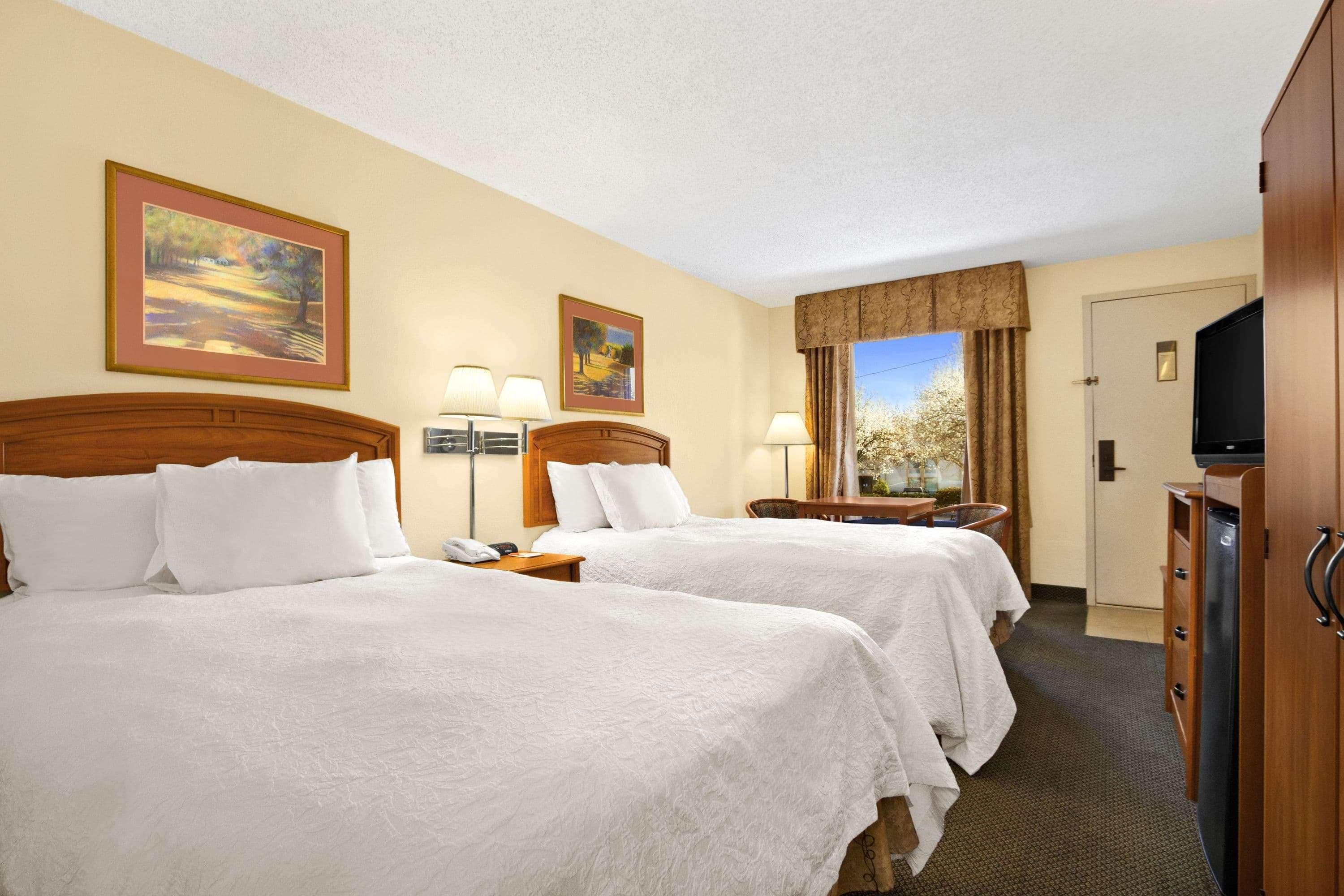 Howard Johnson By Wyndham Greensboro Near The Coliseum Exterior photo