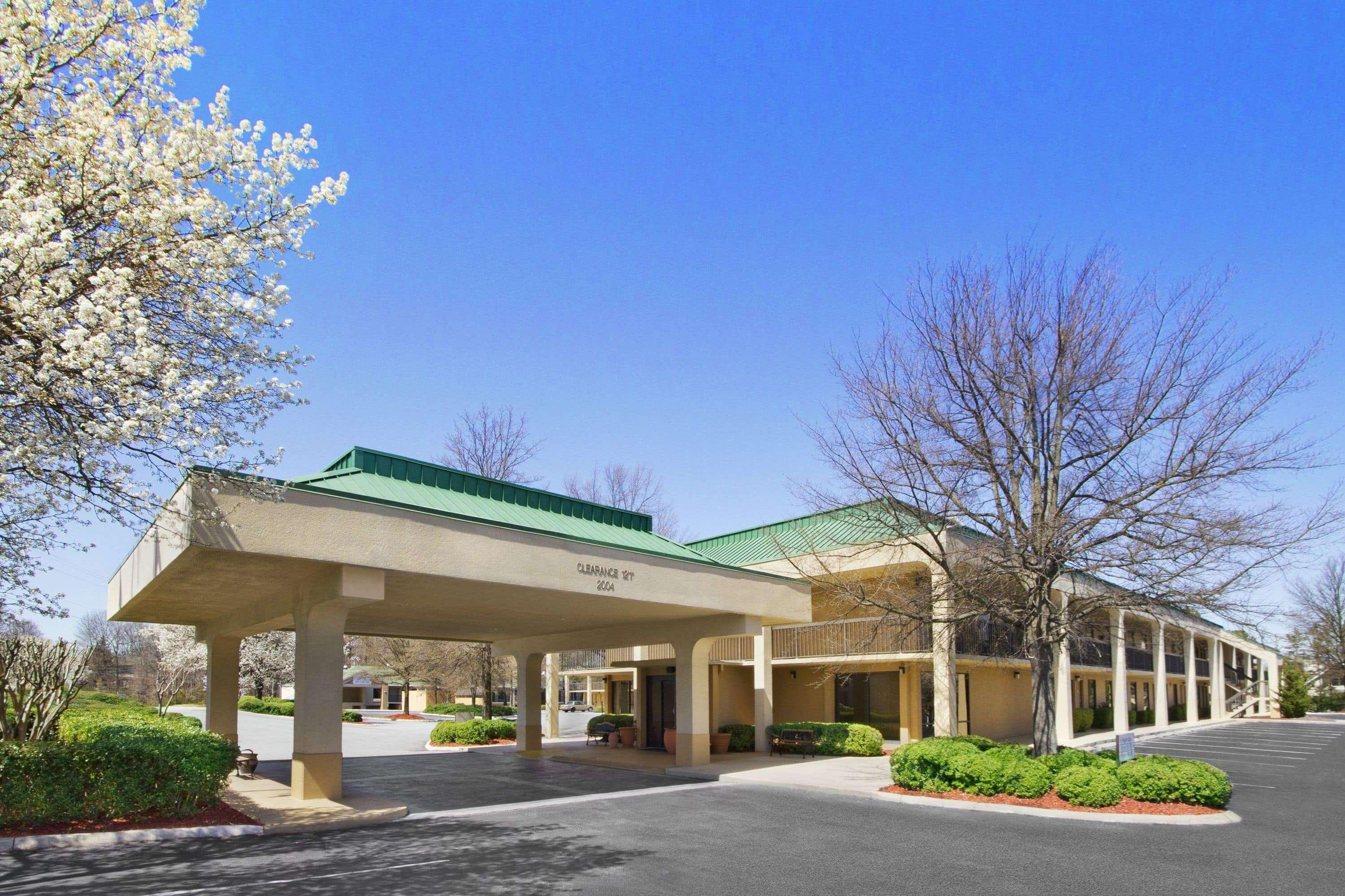 Howard Johnson By Wyndham Greensboro Near The Coliseum Exterior photo