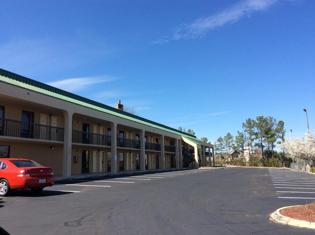Howard Johnson By Wyndham Greensboro Near The Coliseum Exterior photo