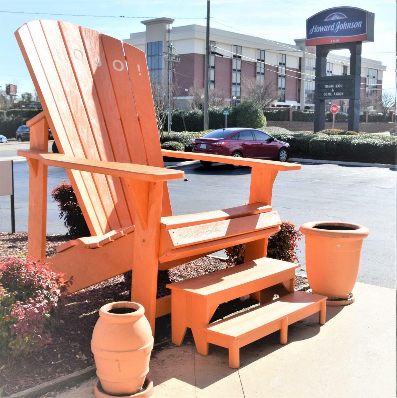 Howard Johnson By Wyndham Greensboro Near The Coliseum Exterior photo