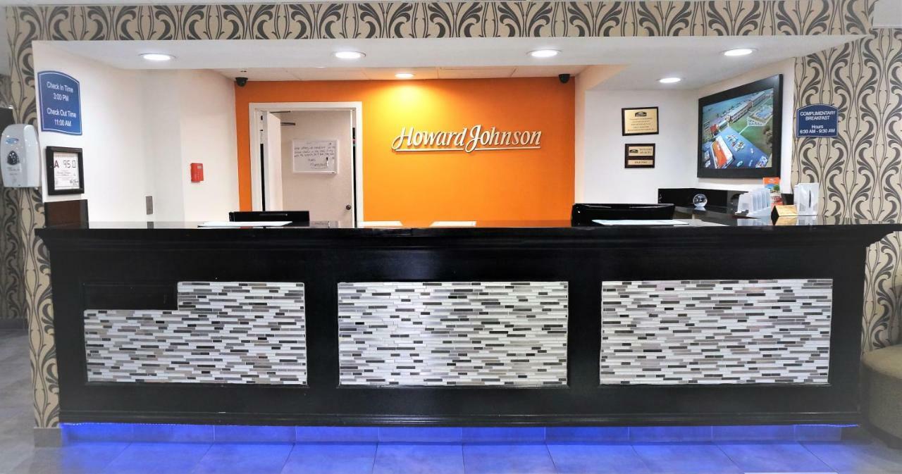 Howard Johnson By Wyndham Greensboro Near The Coliseum Exterior photo