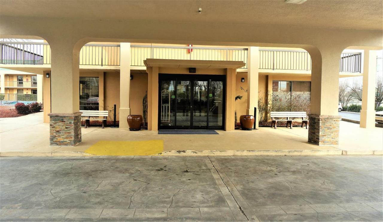 Howard Johnson By Wyndham Greensboro Near The Coliseum Exterior photo