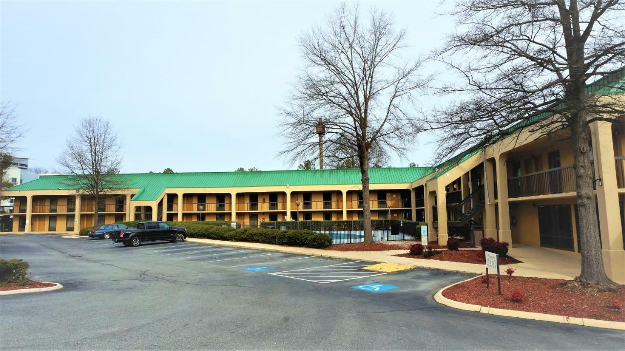 Howard Johnson By Wyndham Greensboro Near The Coliseum Exterior photo